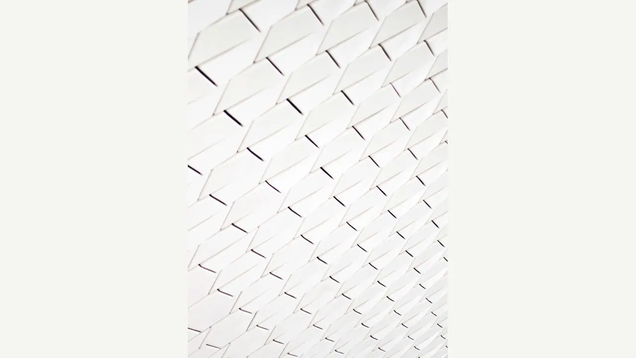 Facciata geometrica bianca di un museo, pannelli triangolari