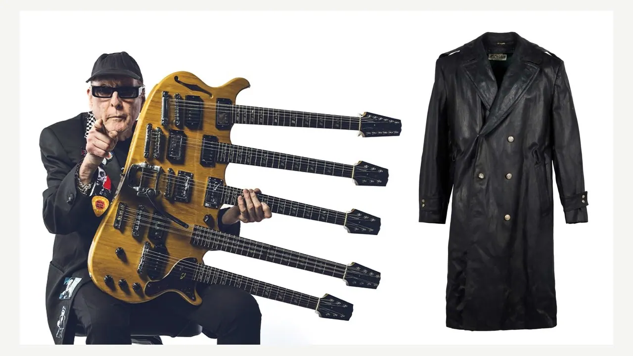 Rick Nielsen con la chitarra Hamer a cinque manici accanto al soprabito nero, entrambi lotti dell'asta della sua collezione