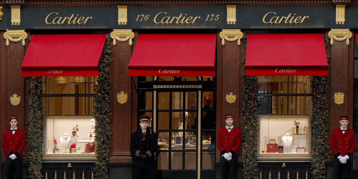 Vetrina storica della boutique Cartier a Parigi, articolo sul collezionismo Cartier nel Magazine Collecto